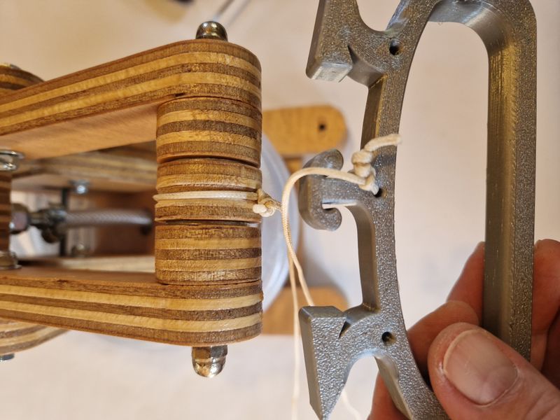 Fabriquer une base de lancement pour des fus es eau 26-cordelette et poign e.jpg