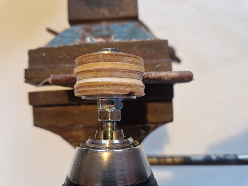 Fabriquer une base de lancement pour des fus es eau 5-cr ation d une gorge avec du papier de verre.jpg