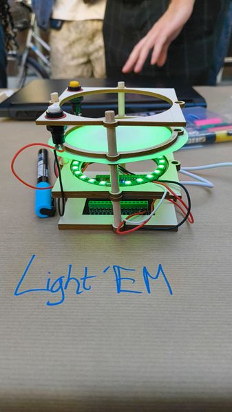 Fichier:EM LIGHT 70dc698e-6444-467a-ad84-5f2b0a65bbd9.jpeg