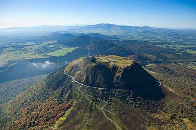https://volcan.puy-de-dome.fr/puy-de-dome/panoramas-au-sommet-du-puy-de-dome.html
