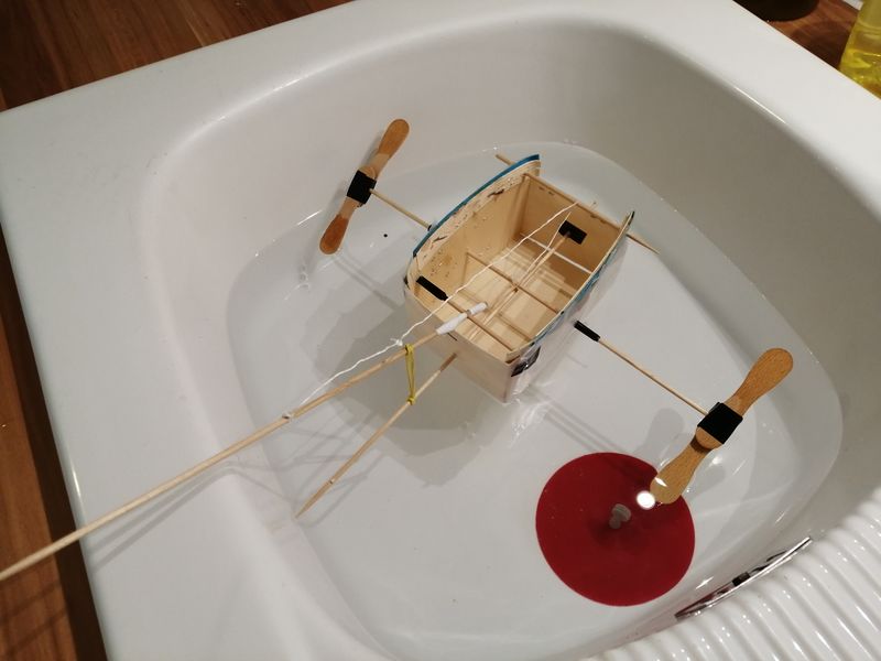 Fichier:Bateau propulsion lastique Test flottaison 2.jpg