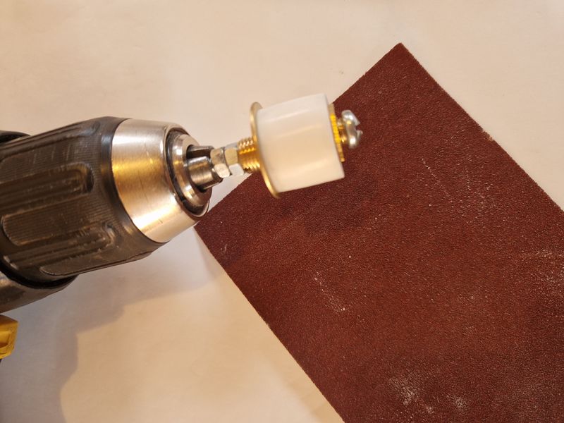 Fabriquer une base de lancement pour des fus es eau 12-poncage du bouchon.jpg